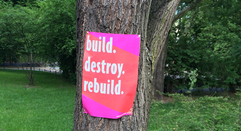 Werbeplakat mit der Aufschrift "build. destroy. rebuild."