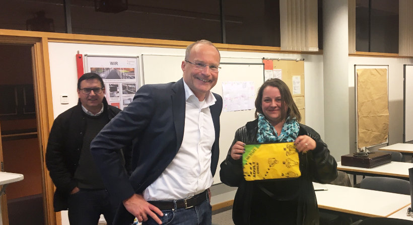 Wolfram Lehman, Prof. Dr. Michael Seidel und Tanja Worona mit Tasche von BAG TO LIFE