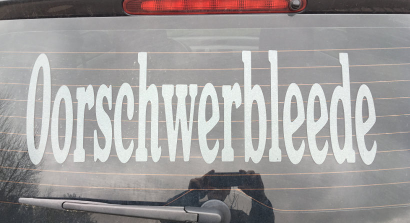 Autorückscheibe mit Aufschrift "Oorschwerbleede"