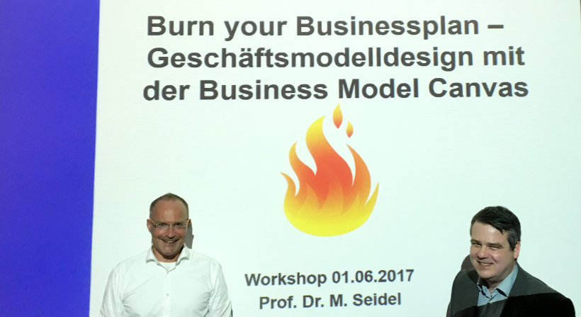 Prof. Dr. Michael Seidel mit Robert Reppel beim Workshop "Burn your Businessplan"