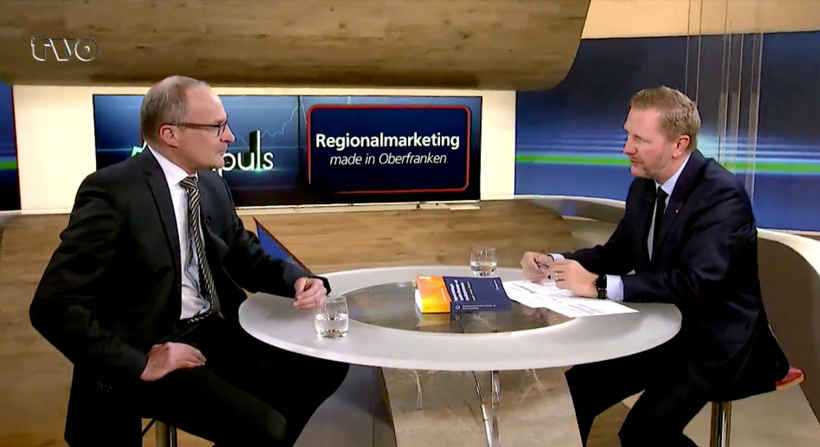 Prof. Dr. Seidel und Achim Hager im TV-Studio von TV Oberfranken